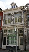 Huis met lijstgevel.