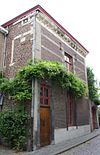 Huis in de trant van de zgn. Maaslandse renaissance, waarvan de voorgevel, eindigt in een hoofdgestel met consoles.