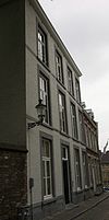 Huis met lijstgevel.