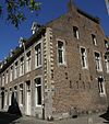 Huis met lijstgevel en gevelsteen met zwaan 17 IN DEN SWAEN 74.