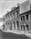 Groot huis met brede lijstgevel.