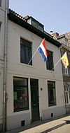 Huis met sobere lijstgevel.