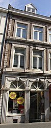 Huis met lijstgevel.