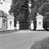 Exterieur overzicht toegangshek aan het begin van de oprijlaan - Maastricht - 20001674 - RCE -  Kasteel Vaeshartelt: Exterieur overzicht toegangshek aan het begin van de oprijlaan 