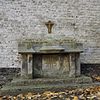 Binnenplaats met hardstenen altaar (relict) - Maastricht - 20335431 - RCE -  Drukkerijmuseum: Binnenplaats met hardstenen altaar (relict) 