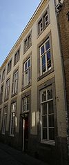 Huis met lijstgevel.