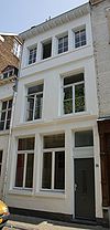Huis met gepleisterde lijstgevel.