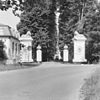 Exterieur overzicht toegangshek aan het begin van de oprijlaan - Maastricht - 20001673 - RCE -  Kasteel Vaeshartelt: Exterieur overzicht toegangshek aan het begin van de oprijlaan 