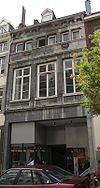Huis met lijstgevel van Naamse steen