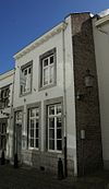 Huis met lijstgevel, vensters in hardsteen.
