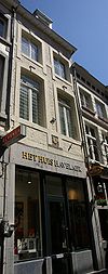Huis met lijstgevel en gevelsteen met haan.