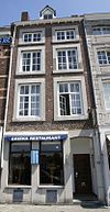 Huis met lijstgevel, voorzien van rechthoekige omramingen van hardsteen.
