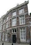 Huis met brede lijstgevel.