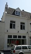 Huis met gepleisterde lijstgevel.