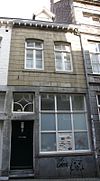 Eenvoudig huis met gepleisterde lijstgevel.