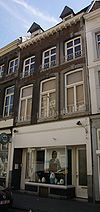 Huis met lijstgevel.