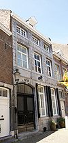 Huis met lijstgevel van Naamse steen. Gevelsteen met paard 17 AU CHEVAL NOIR 43.