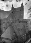 West toren en transept vanaf een punt pl.m. 2 meter boven de nok van het dak van de school in de Stokstraat - Maastricht - 20146457 - RCE -  Onze Lieve Vrouwekerk: west toren en transept vanaf een punt pl.m. 2 meter boven de nok van het dak van de school in de Stokstraat 