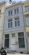 Huis met gepleisterde lijstgevel.