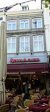 Huis met lijstgevel van Naamse steen.