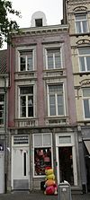Huis met gepleisterde lijstgevel.