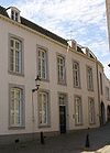Huis met een voorvleugel met een brede lijstgevel.