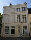 Hoekhuis met gepleisterde lijstgevels.