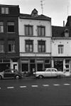 Huis met eenvoudige gepleisterde lijstgevel.