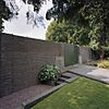 Muur rondom begraafplaats, op de voorgrond een oude kweekbak - Maastricht - 20353921 - RCE -  Trichter College: Muur rondom begraafplaats, op de voorgrond een oude kweekbak 
