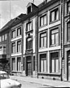 Huis met brede gepleisterde lijstgevel.