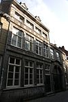 Voormalig posthuis. Huis met lijstgevel met een koetspoort met erboven een afbeelding van een posthoorn.