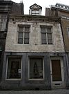 Huis met gevel in de trant der zgn. Maaslandse renaissance, eindigend in een hoofdgestel met consoles.