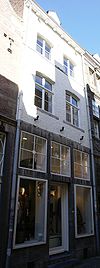 Huis met lijstgevel.
