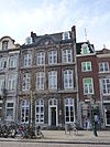 Huis met rijke Lodewijk XV-gevel.