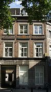 Pand onder een dak met het nummer 36A met lijstgevel.