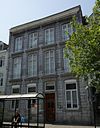Huis met lijstgevel.