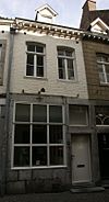 Eenvoudig huis met lijstgevel.