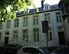 Huis met brede lijstgevel.
