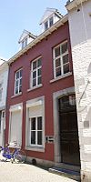 Huis met eenvoudige lijstgevel.