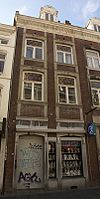 Huis met lijstgevel onder een dak met de nummers 61 en 63.