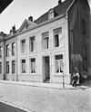 Huis met brede lijstgevel.