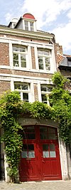 Huis met lijstgevel, bestaande uit twee traveeën, (onder een dak met nr 16).