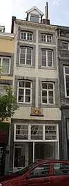 Huis met smalle lijstgevel.