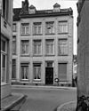 Huis met lijstgevel.