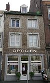 Huis met lijstgevel.