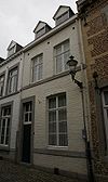 Huis met lijstgevel.
