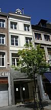 Huis met smalle lijstgevel.