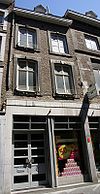 Huis met lijstgevel.