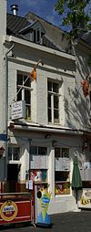 Huis met eenvoudige lijstgevel.