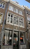 Hoekhuis met lijstgevel.